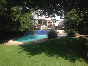 约翰内斯堡幸运豆旅馆的一座房子的院子内的游泳池