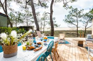 滨海拉特朗什勒贝尔维尤露营假日公园的海滩景甲板上的野餐桌