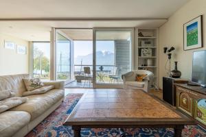 沃韦Lakeside Apartment - Grand appartement familial avec terrasses et vue panoramique的客厅配有沙发和桌子
