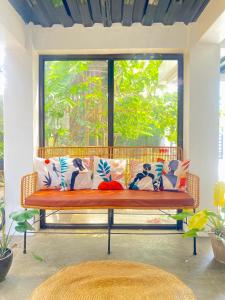 伊洛伊洛Balai Lawaan Cozy Homestay的窗户前带枕头的长凳