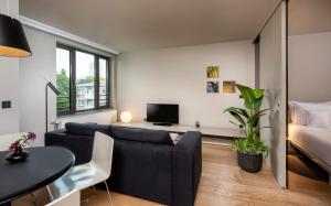 柏林SANA Berlin Residence的客厅配有沙发和1张床