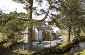 LuibBridge Cottage的树中间的白色小屋