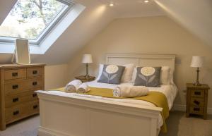 LuibBridge Cottage的一间卧室设有一张床和一个窗口