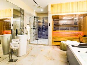 罗兹Pietryna Apartments Luxury - Sauna , Jacuzzi , Bezpośrednio przy ul Piotrkowskiej的带淋浴、浴缸和盥洗盆的浴室