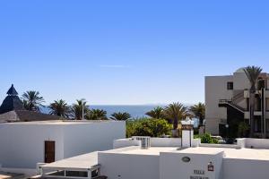 普拉亚布兰卡Sea Palms Lanzarote的从建筑屋顶上可欣赏到海景