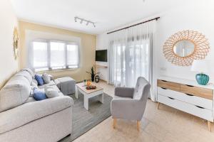 普拉亚布兰卡Sea Palms Lanzarote的客厅配有沙发和桌子