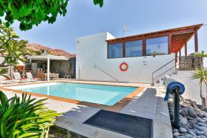 普拉亚布兰卡Sea Palms Lanzarote的一座带游泳池和房子的别墅