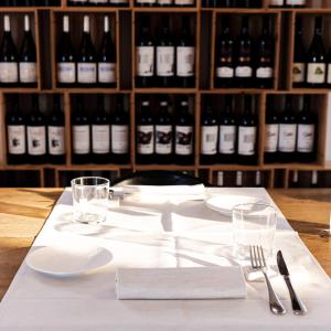 奇维塔诺瓦阿尔塔洛坎达芳特佐帕酒店的一张带白板和葡萄酒瓶的桌子