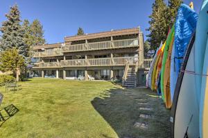 塔霍维斯塔Comfy Lake Tahoe Condo with Private Beach Access!的前面有一排冲浪板的建筑