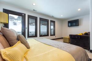 帕克城601 Deer Valley Drive的一间卧室配有一张床、一张沙发和窗户。