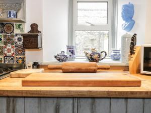 库珀Wonderland Cottage的厨房配有2个木板,位于柜台上