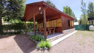 波特雷里约斯Cabañas de Montaña Tecta-Cher的院子里的小房子,带野餐桌