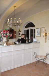 蒂门多弗施特兰德Romantik im Hotel Villa Röhl的酒吧里的一个男人在手机上说话