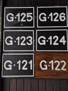 兹雷切Apartma GABER 125 - Rogla的木墙上有数个符号的一组符号