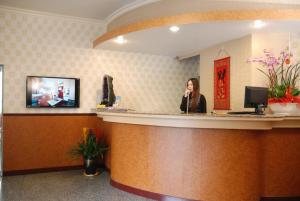 丰原区乔苑饭店的站在候诊室柜台上的女人