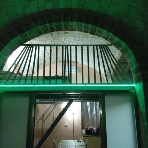 巴里The Nest of Envy的绿色灯的建筑中的楼梯