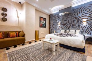 马拉喀什Riad La Croix Berbere De Luxe的酒店客房,配有床和沙发