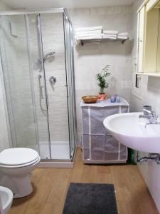 卡瓦德蒂雷尼B&B Perla Cavese的带淋浴、卫生间和盥洗盆的浴室