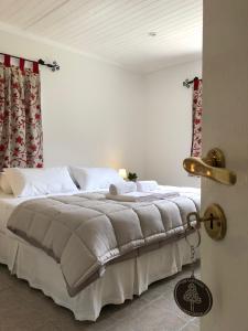 埃尔卡拉法特HOSPEDAR CALAFATE - Los Lupinos的一间卧室配有一张带白色床单的大床