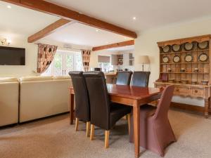 布兰登Riverside Cottage-uk41439的客厅配有木桌和椅子