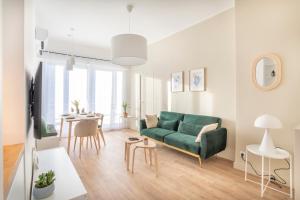 马赛SUD PASSION - Sakakini - calme - 3 chambres - lumineux - fibre的客厅配有绿色沙发和桌子