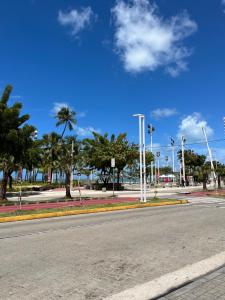 福塔莱萨Stúdio Beira Mar的一条棕榈树和蓝天的空街
