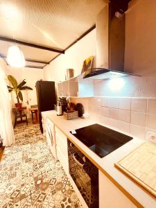 尼姆Casa les bambous的厨房配有水槽和台面