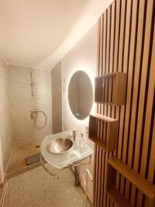 尼姆Casa les bambous的一间带水槽和镜子的浴室