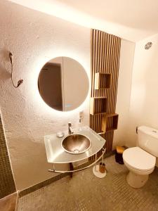 尼姆Casa les bambous的一间带水槽、卫生间和镜子的浴室