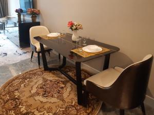 吉隆坡ASTRA @ Suite Platinum 2 KLCC的餐桌、椅子和花瓶