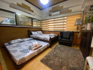 碧瑶CedarPeak215的一间卧室配有两张床和椅子