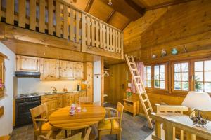 采尔马特育空小木屋的厨房配有木桌和梯子
