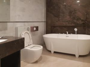 吉隆坡ASTRA @ Suite Platinum 2 KLCC的带浴缸、卫生间和盥洗盆的浴室