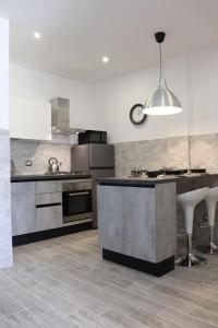 锡拉库扎Roccia Bianca的厨房配有不锈钢用具和柜台