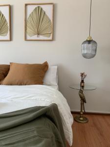 瓜尔达Apartamento Luxury Mira Espanha na Guarda的一间卧室配有一张床和一张玻璃桌
