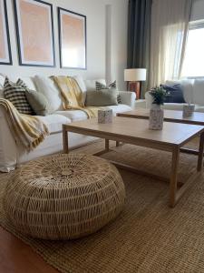 瓜尔达Apartamento Luxury Mira Espanha na Guarda的带沙发和咖啡桌的客厅