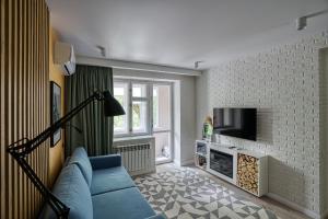 阿拉木图апартаменты Djent-house的客厅设有蓝色的沙发和壁炉