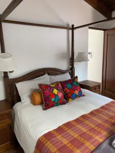 危地马拉安地瓜Casa Anabel的一间卧室配有一张带枕头的床和两盏灯。