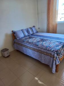 Mont BlancKazkreole的一间卧室配有一张带蓝色棉被的床