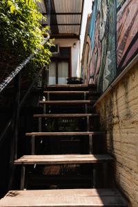 萨尔塔萨尔塔拉卡斯塔公寓的通往涂鸦建筑的楼梯