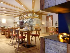 采尔马特罗萨高原酒店的一间带桌椅和柜台的餐厅