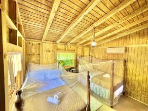 San LorenzoCabaña Recordando El Ayer的小木屋内一间卧室,配有两张床