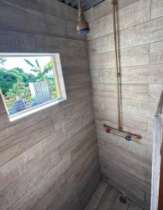 San LorenzoCabaña Recordando El Ayer的带淋浴的浴室和窗户