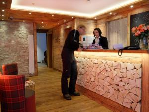 采尔马特罗萨高原酒店的站在酒吧的男人和女人