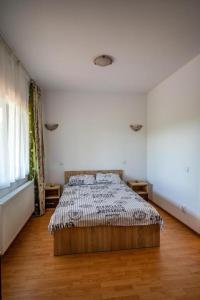 BîrnovaPensiunea Sasha的一间白色客房内的床铺卧室