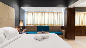 菩提伽耶Niranjana Hotel Bodhgaya的卧室设有一张白色大床和一扇窗户。