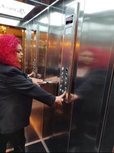 戈里察Vila Sonnet的站在电梯前的红发女人