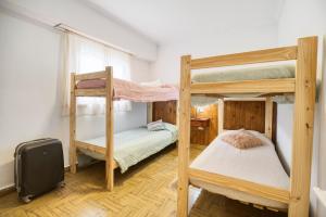马德普拉塔Hostel BILL & BILL的一间卧室配有两张双层床和行李箱