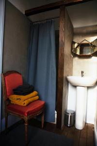 Bouillancourt-en-SéryChâteau de Bouillancourt en Sery的一间带红色椅子和水槽的浴室