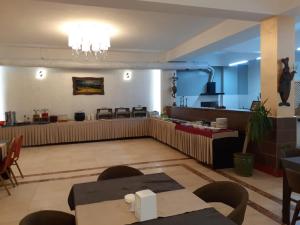 埃尔比勒Hotel Sinaia Palace的餐厅设有桌椅等候区